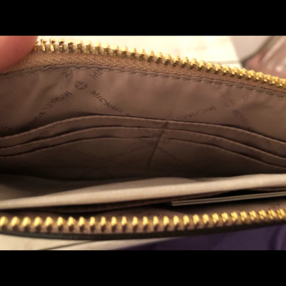 🌸 Michael Kors XL Zip Clutch Wristlet - Picture 9 of 9